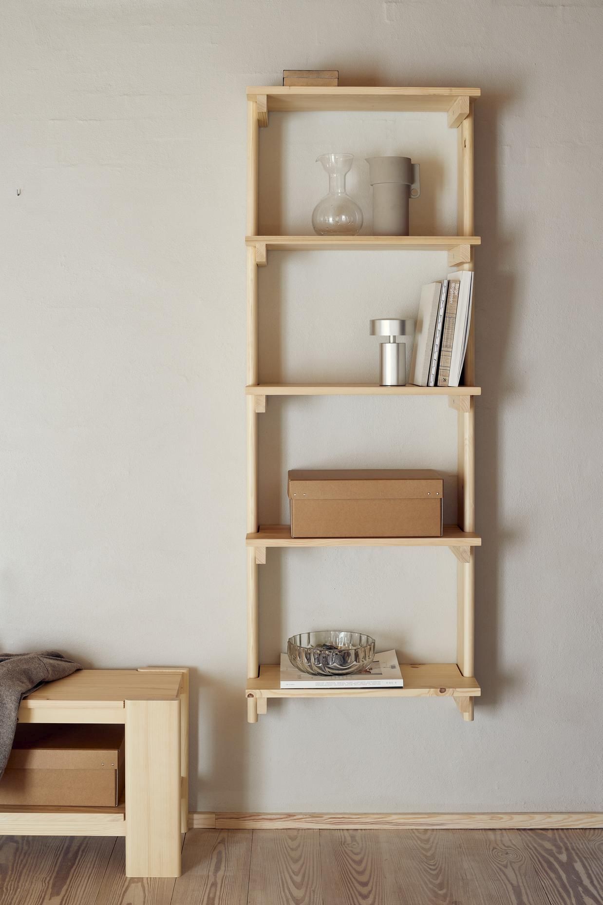 Helles Interieur mit Form & Refine Beam Sitzbank und passendem Wandregal aus Kiefernholz, skandinavisches Design.