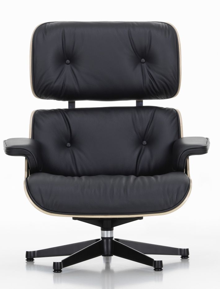 Schwarzer Eames Lounge Chair Sessel von Vitra mit Lederbezug und Holzschale, bequemer Designklassiker.