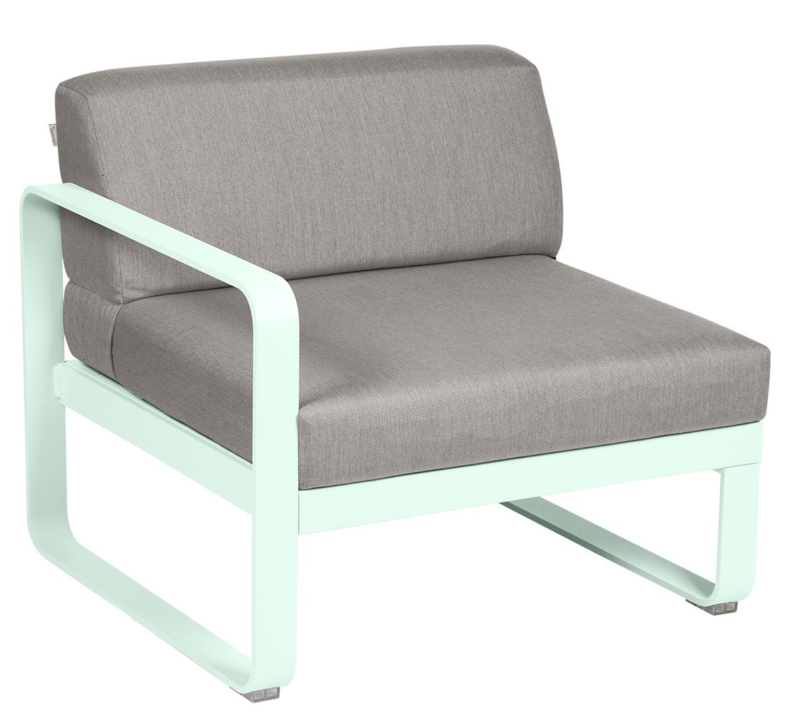 Bellevie 1-Sitzer Modul Outdoor Sofa von Fermob, hellgrünes Gestell mit grauem Sitzkissen und Rückenlehne.