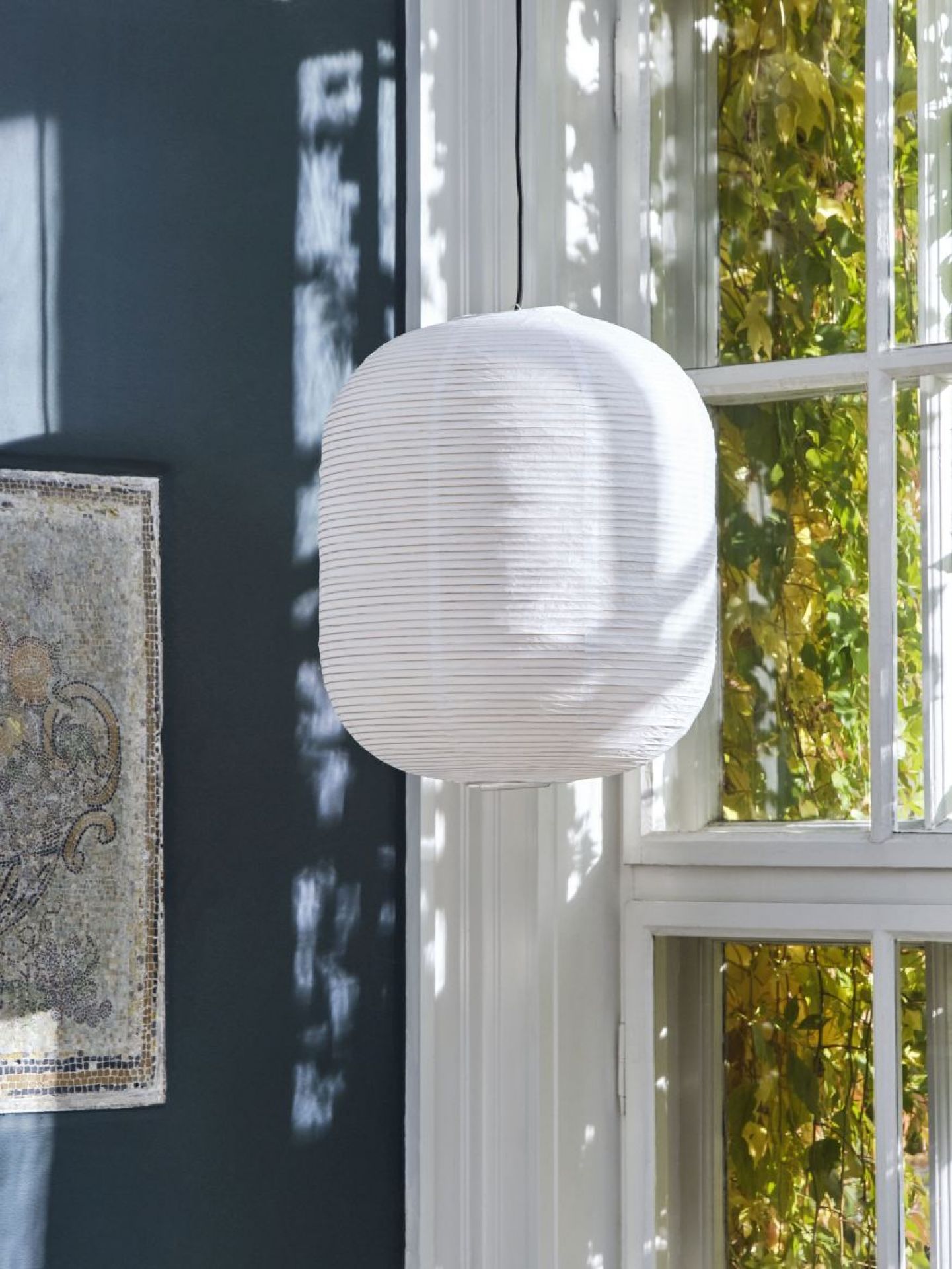 Nahaufnahme des Hay Rice Paper Shade Lampenschirms (42 cm) vor Fenster.