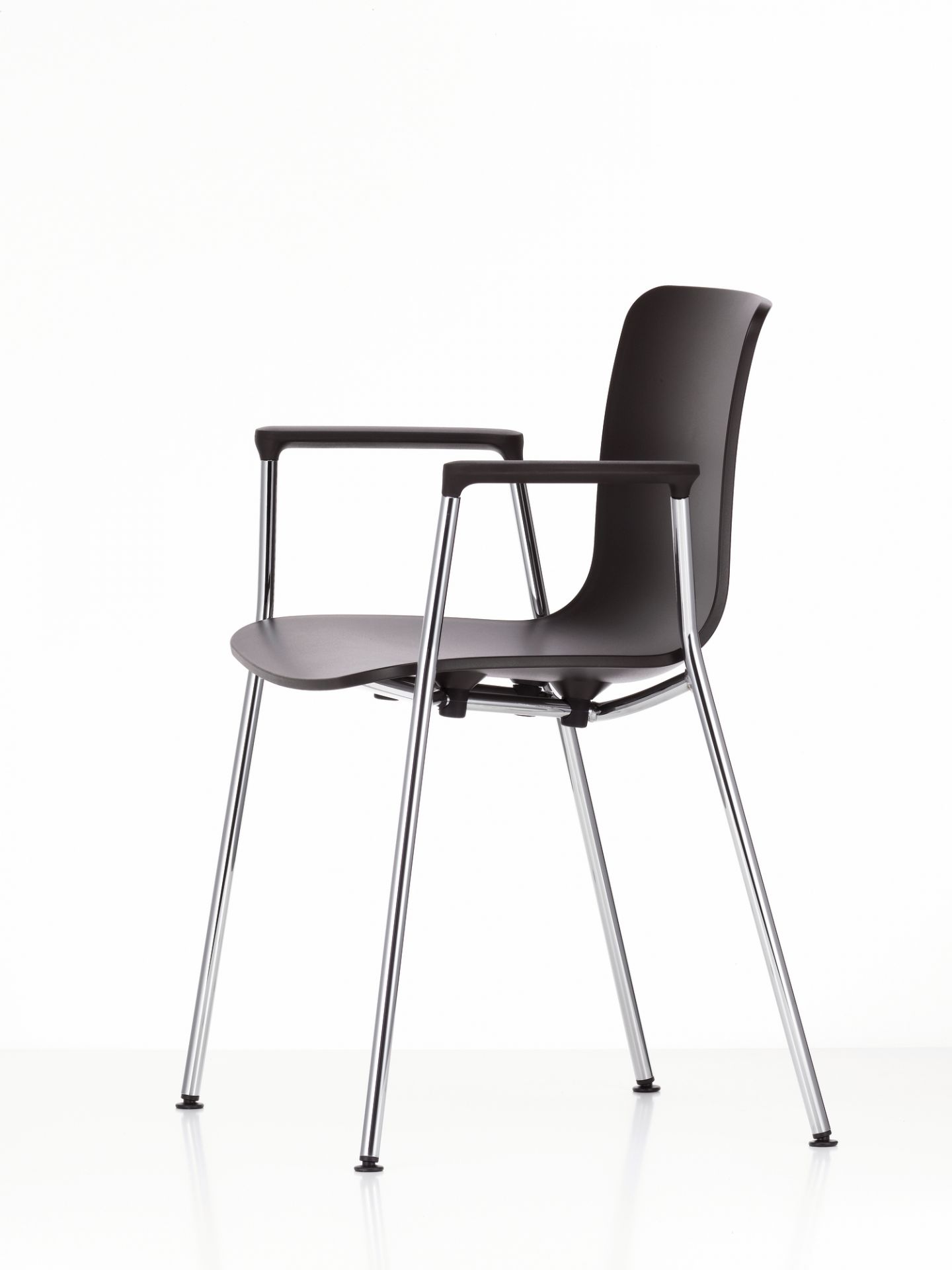 Vitra Hal Armlehnenstuhl mit schwarzer Sitzschale und verchromtem Stahlgestell, moderner Bürostuhl.