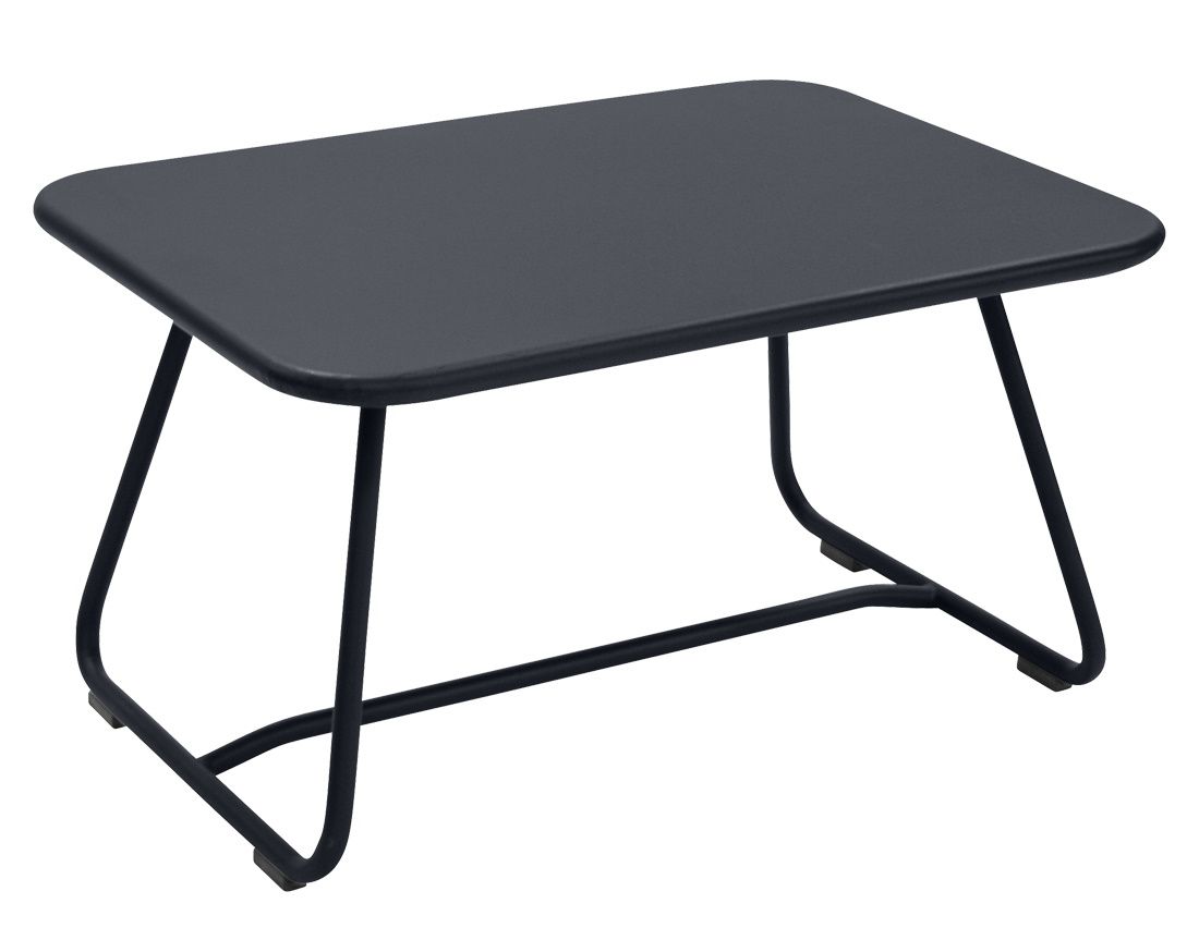 Schwarzer Sixties Outdoor Tisch von Fermob, niedriger Beistelltisch für Garten und Terrasse.