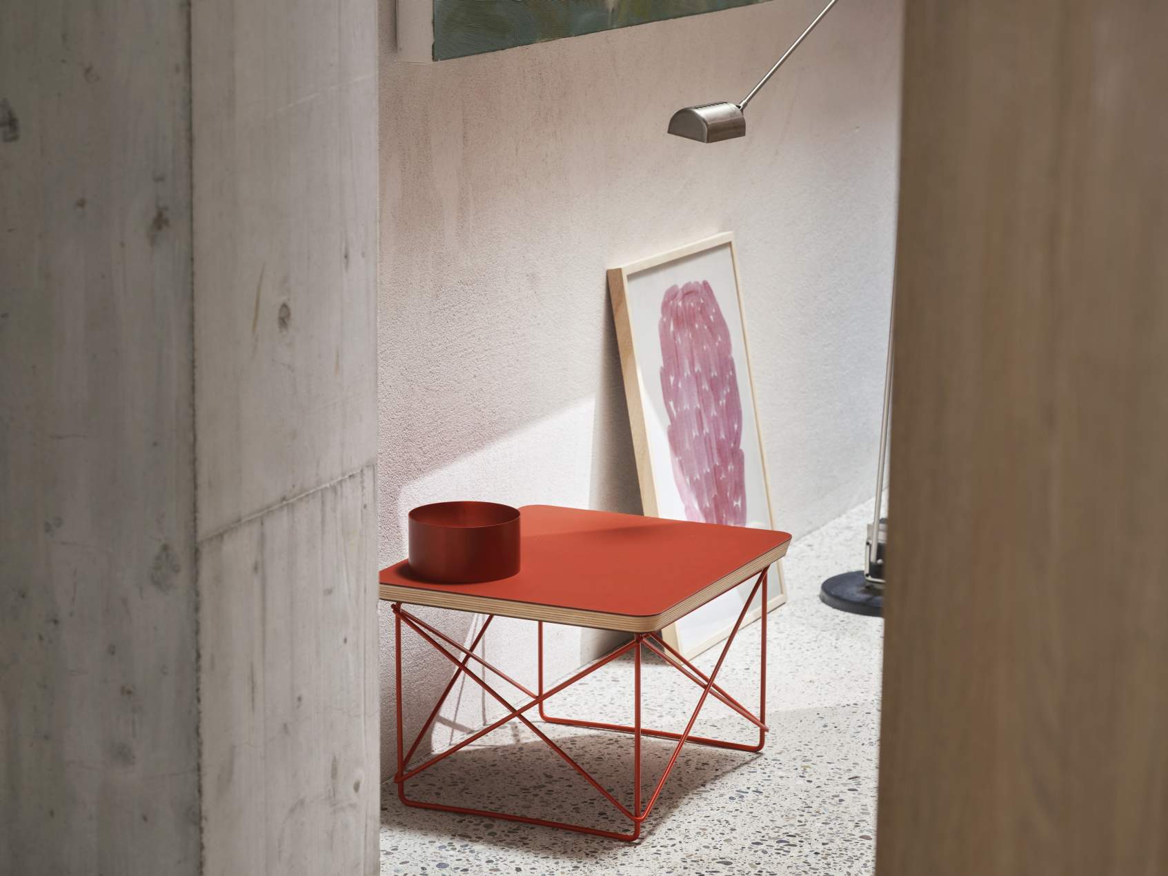 Vitra LTR Beistelltisch in Ziegelrot: Quadratischer Tisch mit Linoleum-Tischplatte und filigranem, rotem Metallgestell.