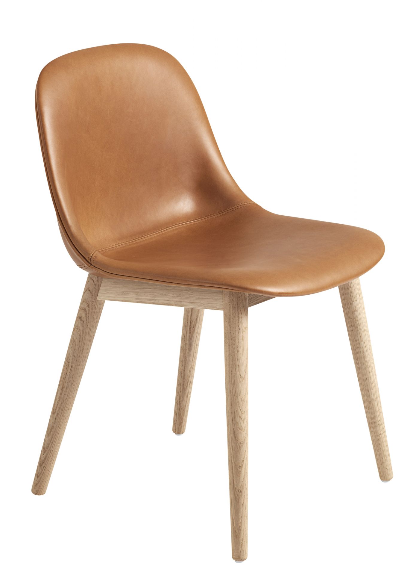 Muuto Fiber Side Chair mit Holzbeinen und braunem Lederbezug, moderner Esszimmerstuhl.