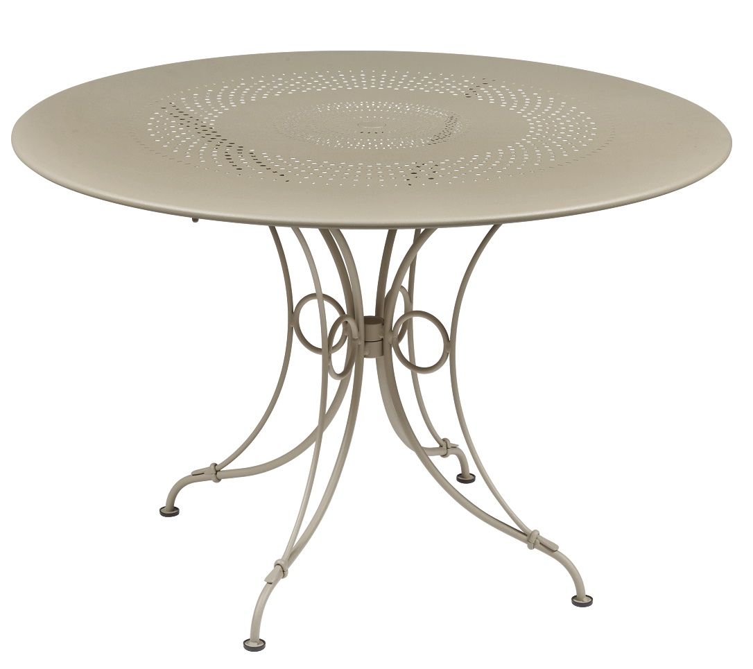 Fermob 1900 Gartentisch, runder Outdoor-Tisch aus Metall in Leinenbeige mit filigranem Lochmuster.