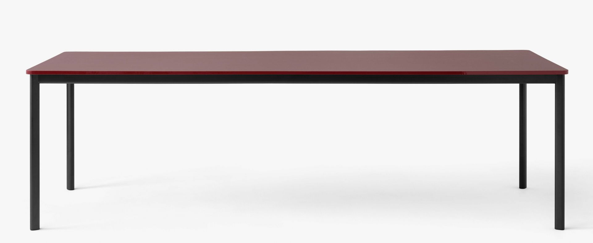 AndTradition Drip Table HW58 mit bordeauxroter Tischplatte und schwarzem Metallgestell, minimalistisches Design.