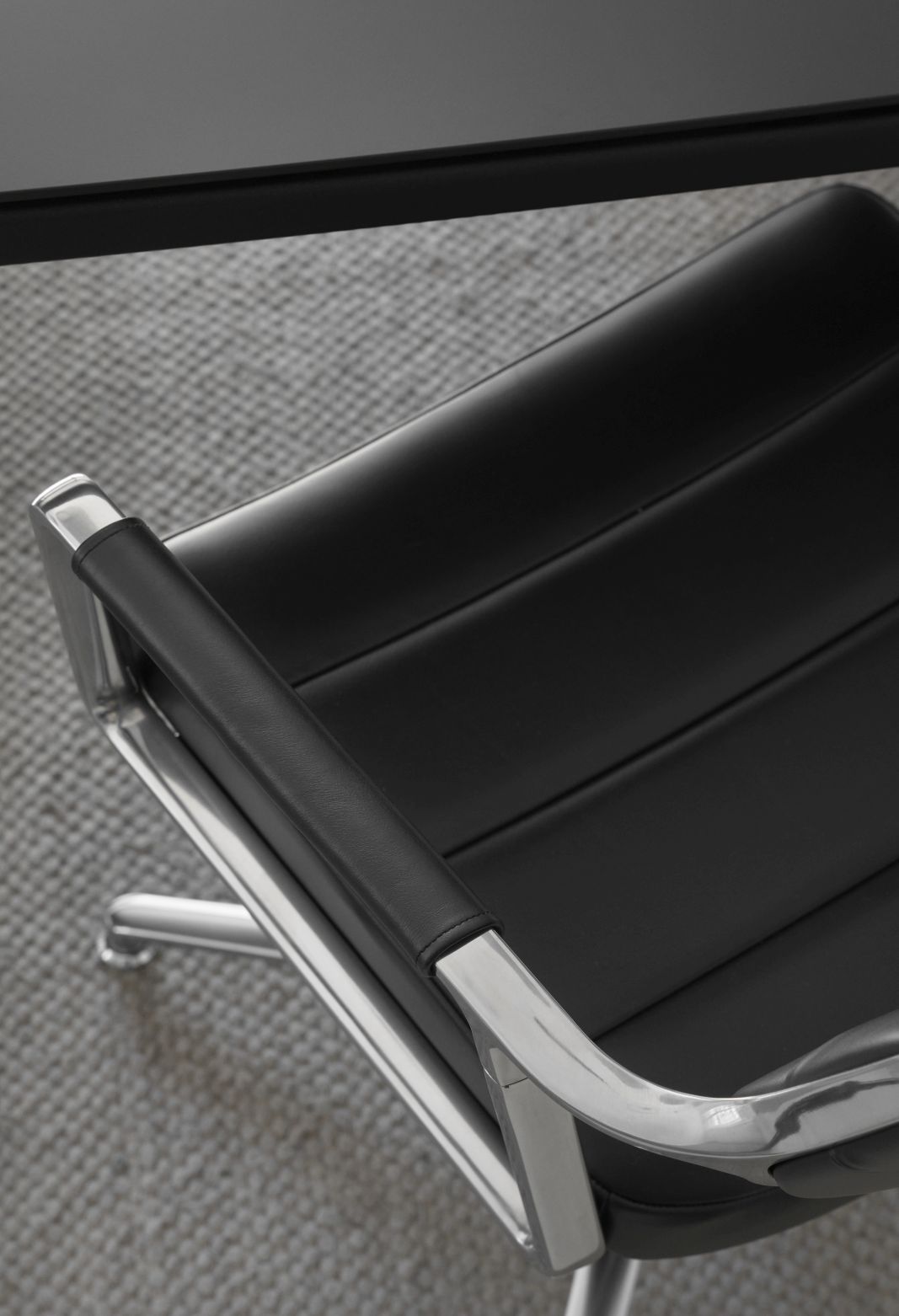 Vipp 453 / Vipp453 Draaistoel DONKERZAND TEXTIEL / GEPOLIJST ALUMINIUM FRAME MET WIELTJES Vipp UNIEK EXEMPLAAR