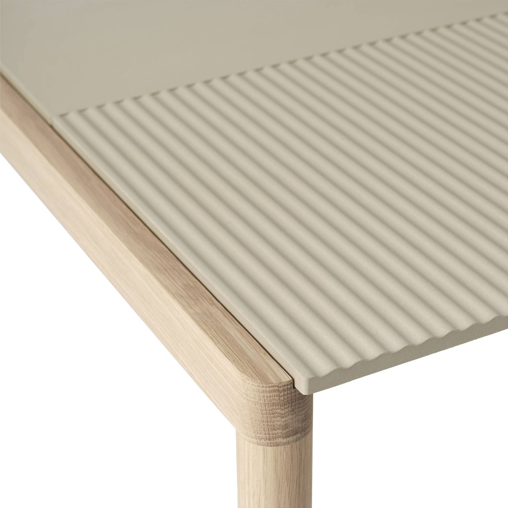 Detailaufnahme des Muuto Couple Coffee Table: Beige Tischplatte mit Rillenmuster und hellem Holzgestell.