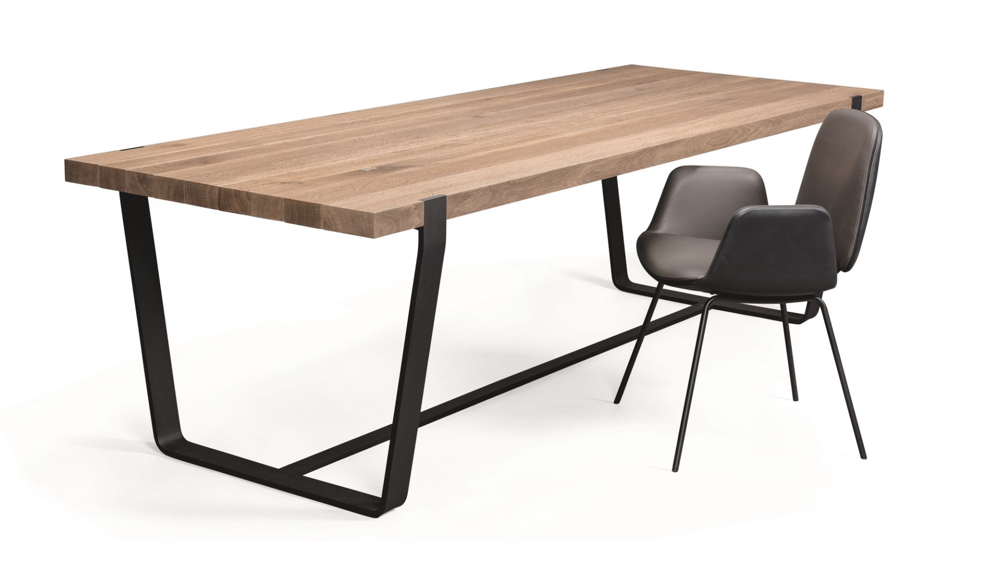 BB 11 Clamp Tisch von Janua mit Eichenplatte und schwarzen Metallbeinen neben zwei Stühlen.