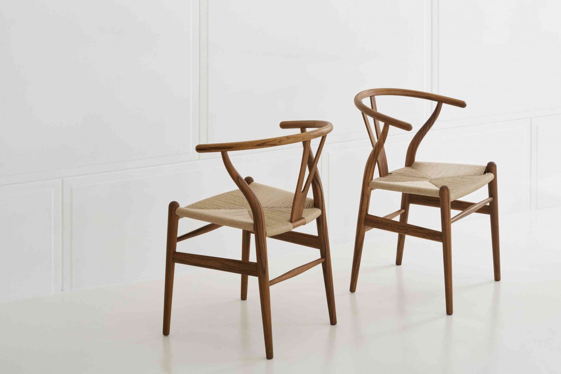 Zwei CH24 Wishbone Chairs aus Teakholz mit geflochtener Sitzfläche von Carl Hansen & Søn.
