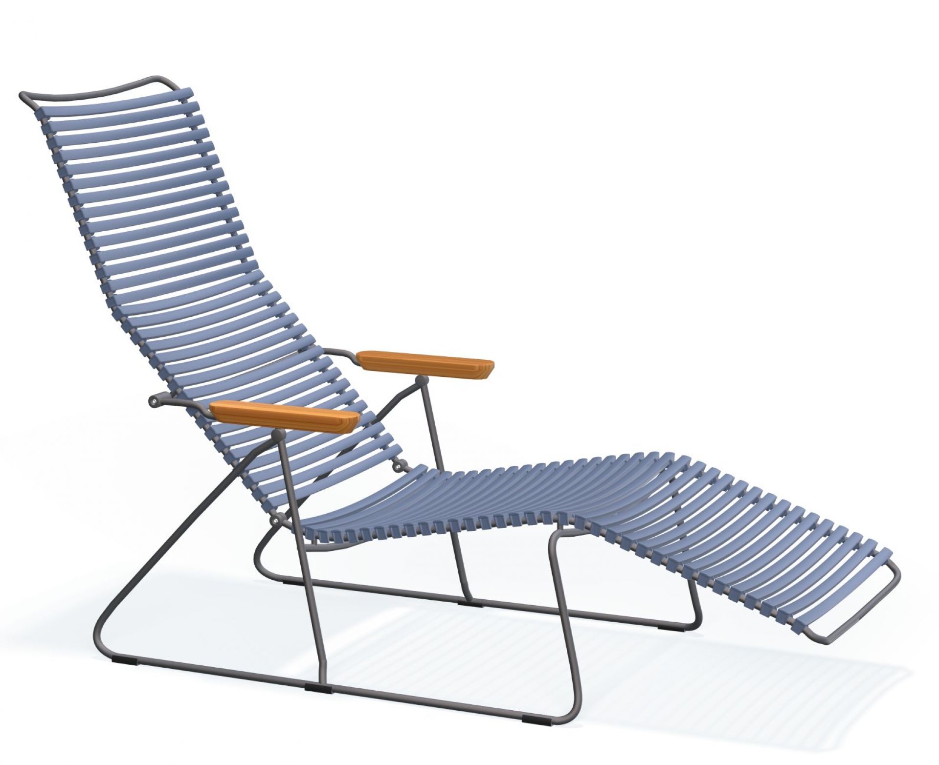 Click Sunlounger: Dunkelgraue Outdoor Sonnenliege von Houe mit Holzarmlehnen für Garten und Terrasse.