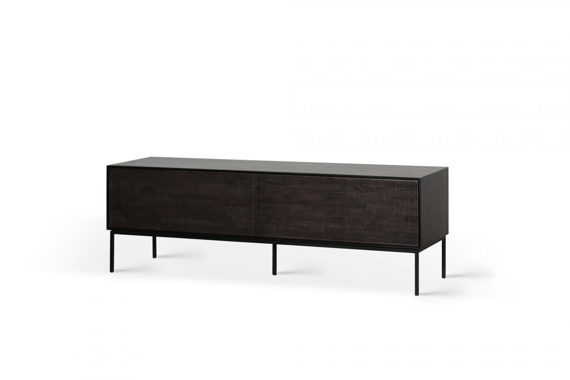 Ethnicraft Teak Grooves TV Möbel: Modernes Lowboard aus dunklem Teakholz mit feinen Rillen und schwarzen Metallbeinen.