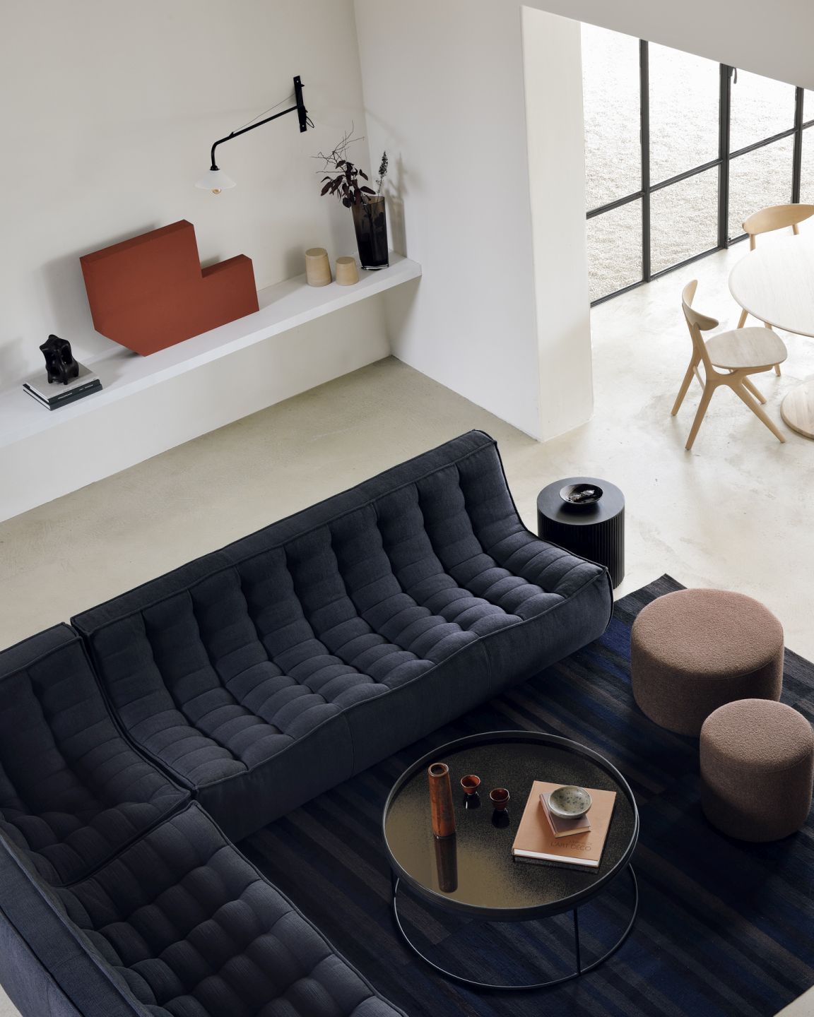 Barrow Sitzhocker von Ethnicraft, kupferfarbener Pouf im Wohnzimmer, moderne Möbel und Dekoration.