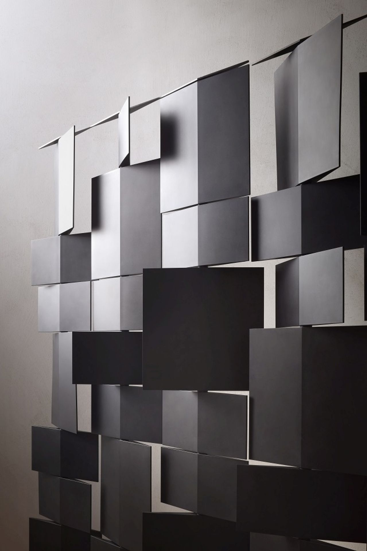 Divide It Raumteiler von MDF Italia: Moderner, modularer Raumteiler in Schwarz und Weiß, abstrakte Wandgestaltung.