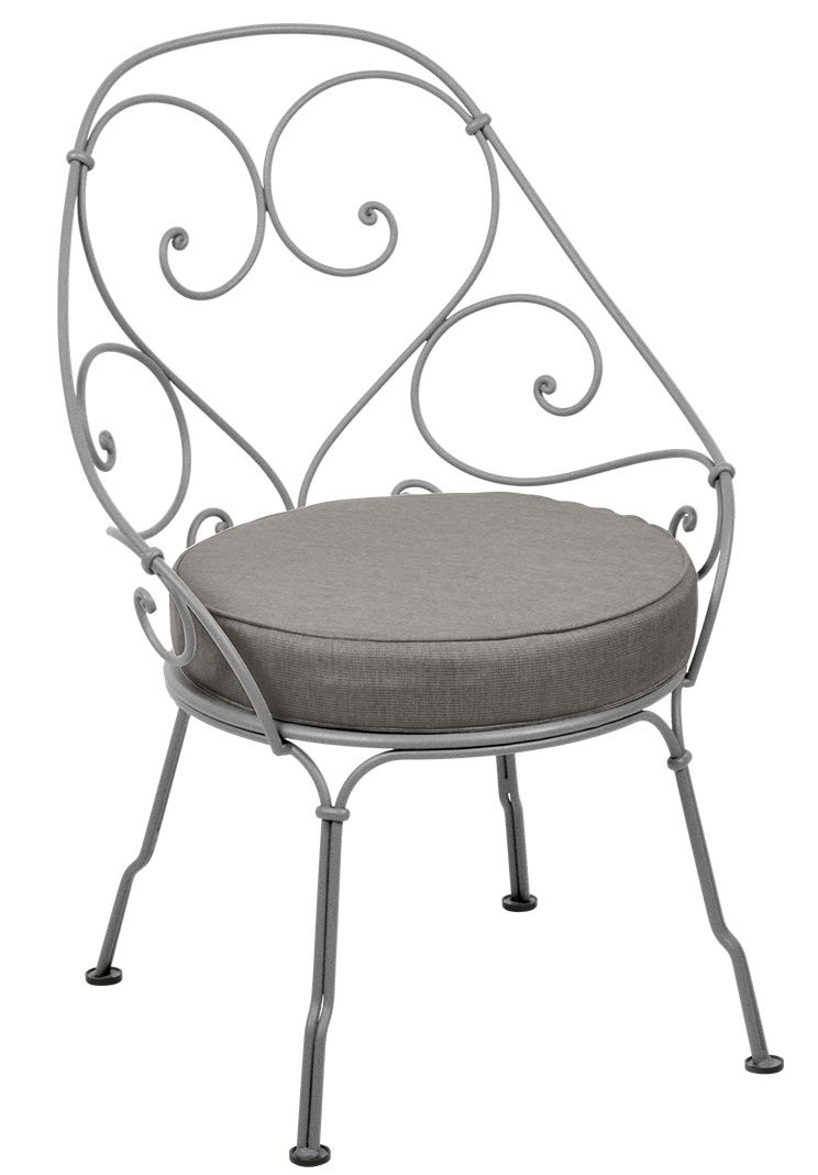 Grauer 1900 Sessel von Fermob für den Garten oder Balkon mit runder Sitzfläche und filigranem Design.