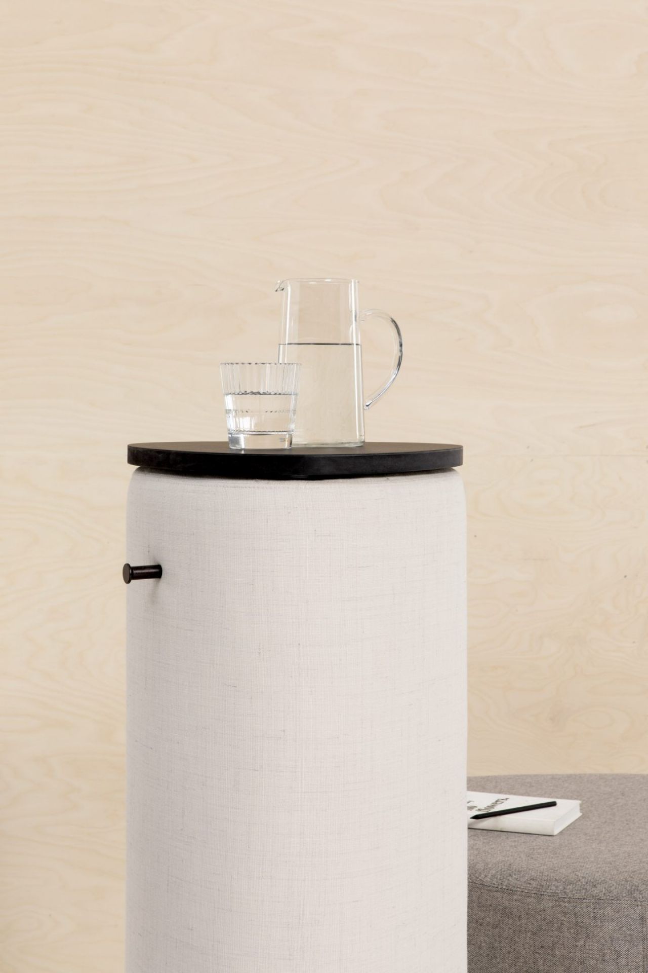 Cascando Pully Pillar Stehtisch mit Wasserkanne und Glas für Besprechungen.