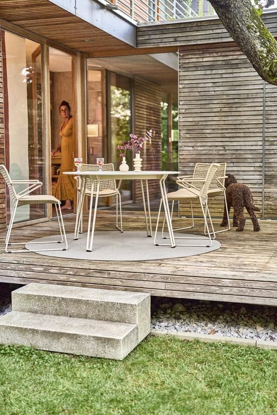 Weishäupl Slope Tisch mit Stühlen auf Holzterrasse, moderner Outdoor Esstisch für Garten und Terrasse.