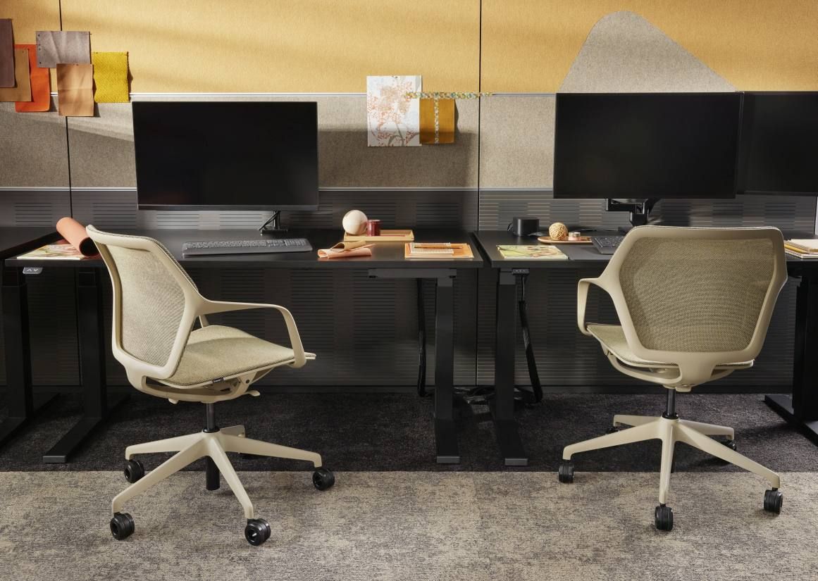 Büroarbeitsplatz mit zwei Brunner Ray Work 9220 Bürodrehstühlen in Beige vor höhenverstellbaren Schreibtischen.