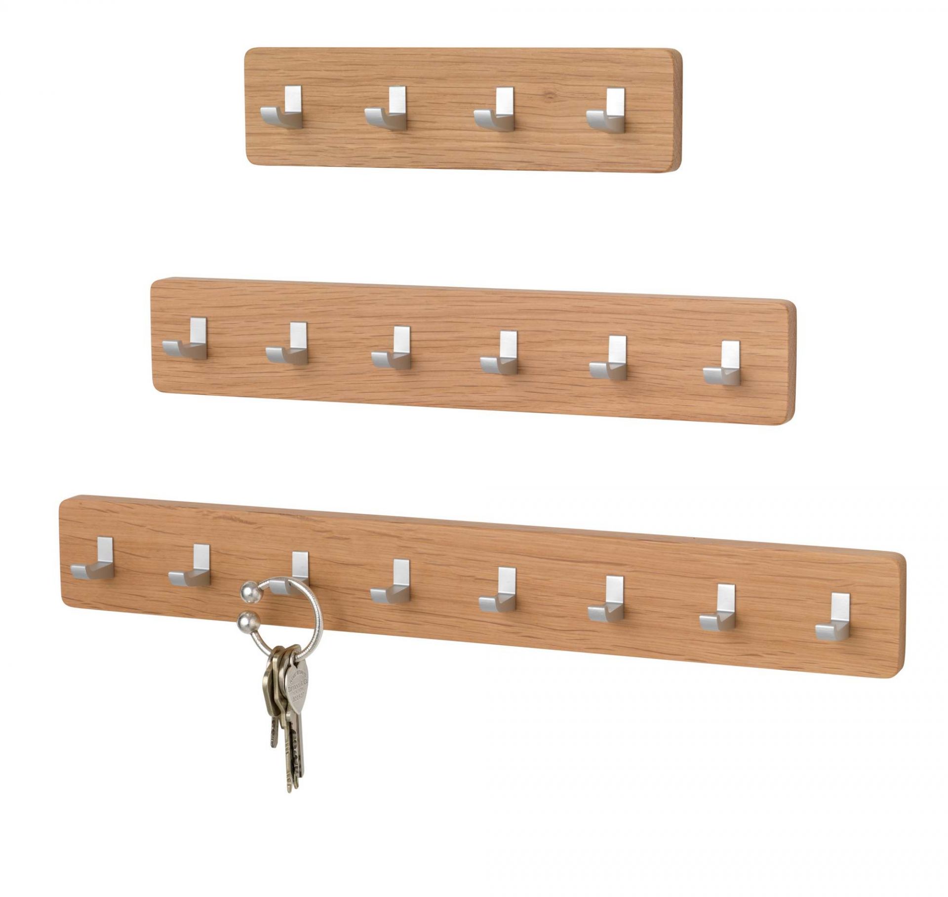 Schönbuch Key Bar Schlüsselhakenleiste aus Eiche mit silbernen Haken in drei verschiedenen Größen und Schlüsseln.