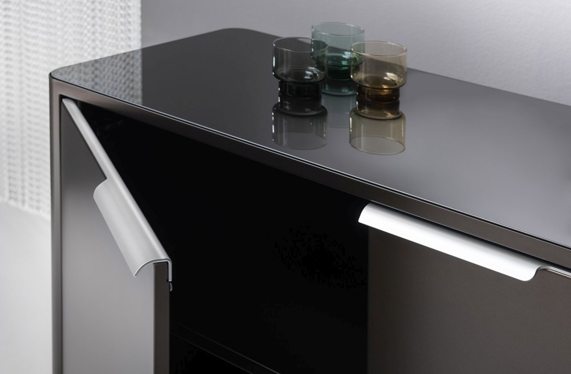New Classic Line Sideboard in Dunkelbronze von Müller Möbelfabrikation mit Glasoberfläche und silbernen Griffen.