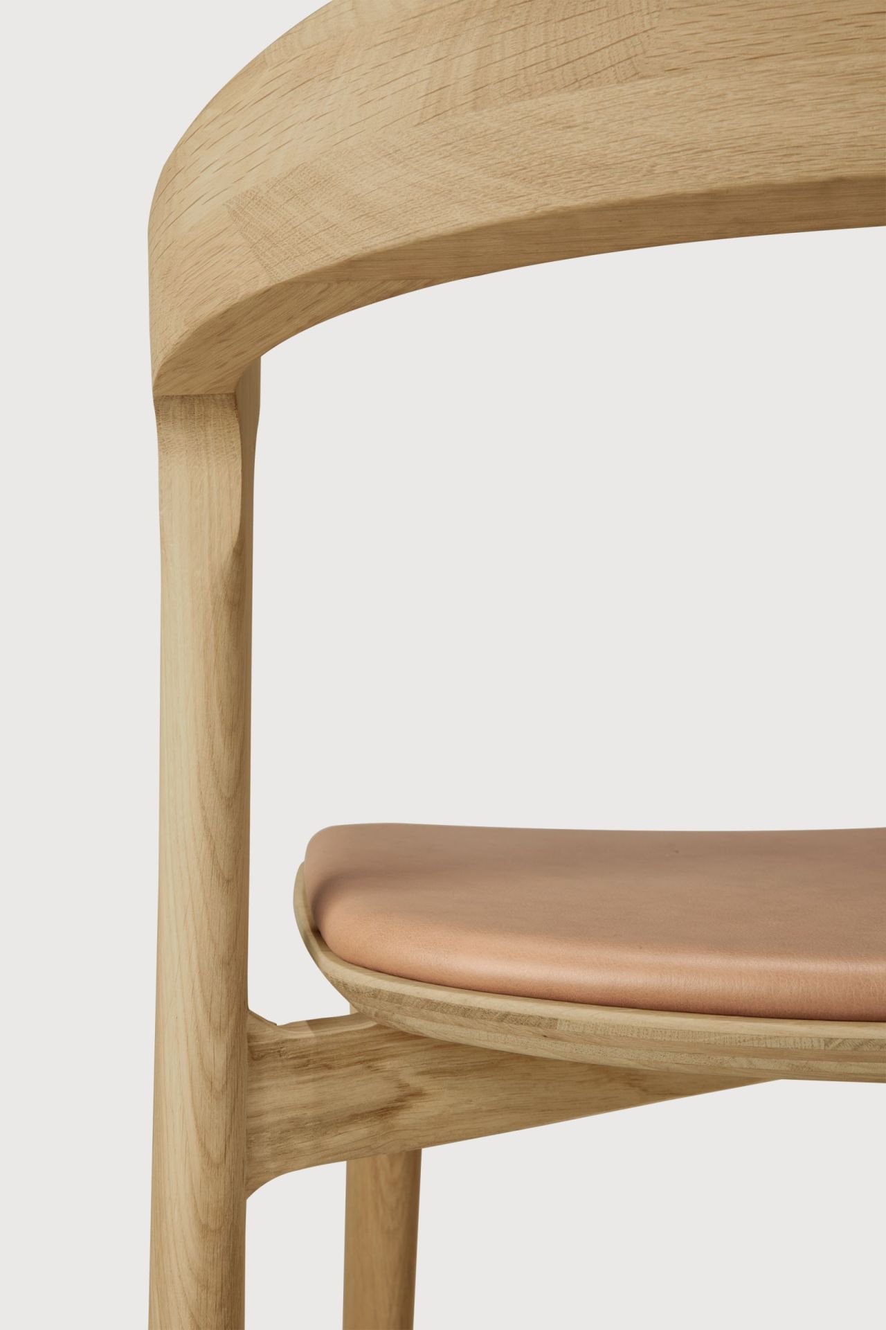 Detailaufnahme des Bok Stuhls von Ethnicraft: Lackierte Eiche mit Sienna Leder Sitzfläche.