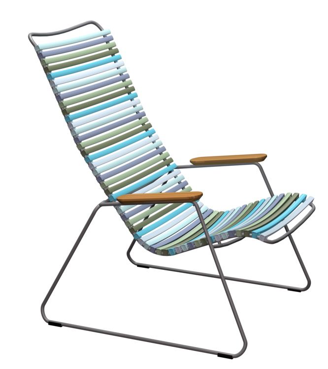 Click Lounge Chair Sessel Outdoor von Houe, dunkelgraues Gestell, bunte Lamellen, Armlehnen aus Holz.