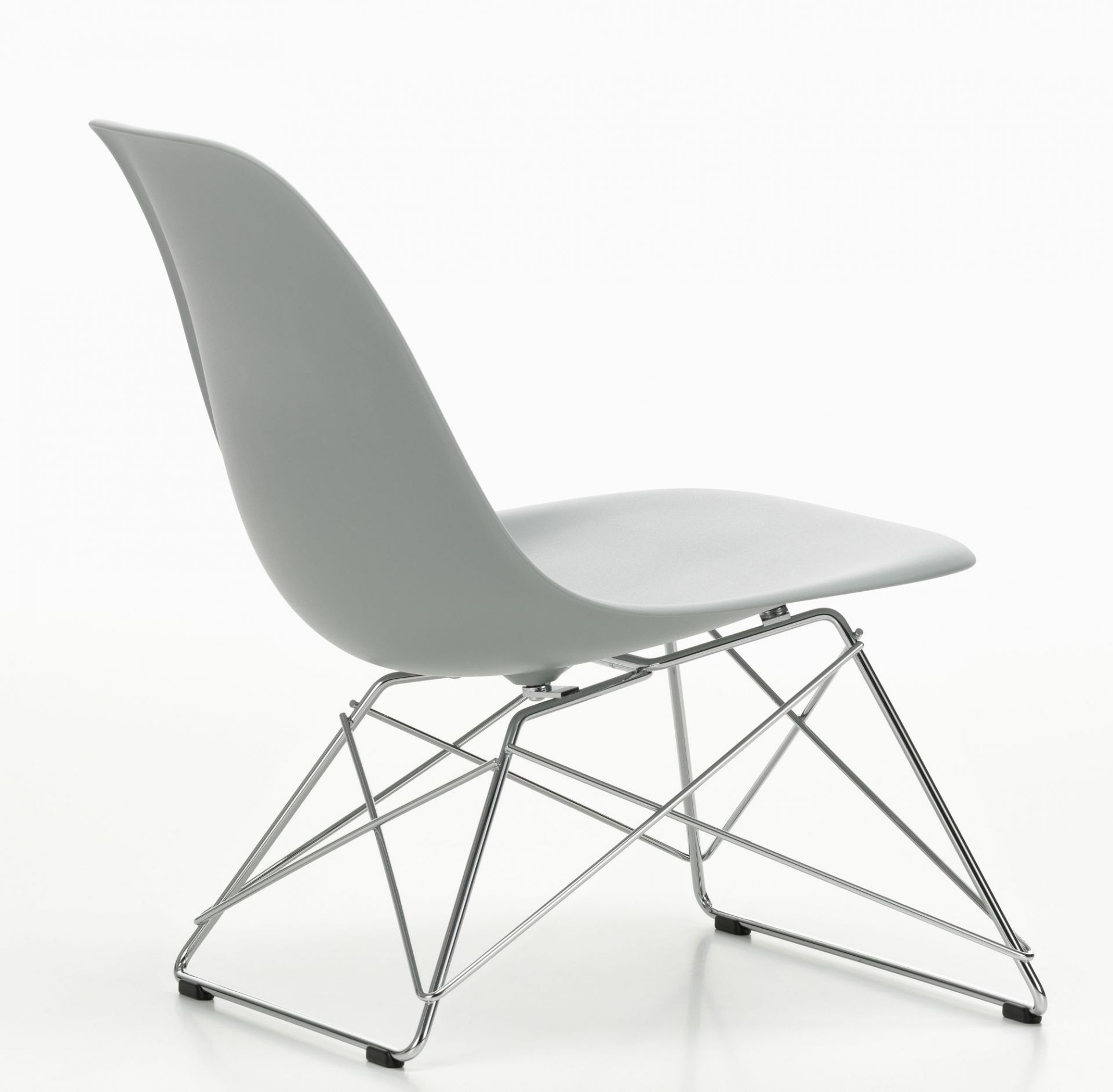 Grauer Eames Plastic Side Chair LSR Stuhl von Vitra mit verchromtem Drahtgestell, seitliche Ansicht.