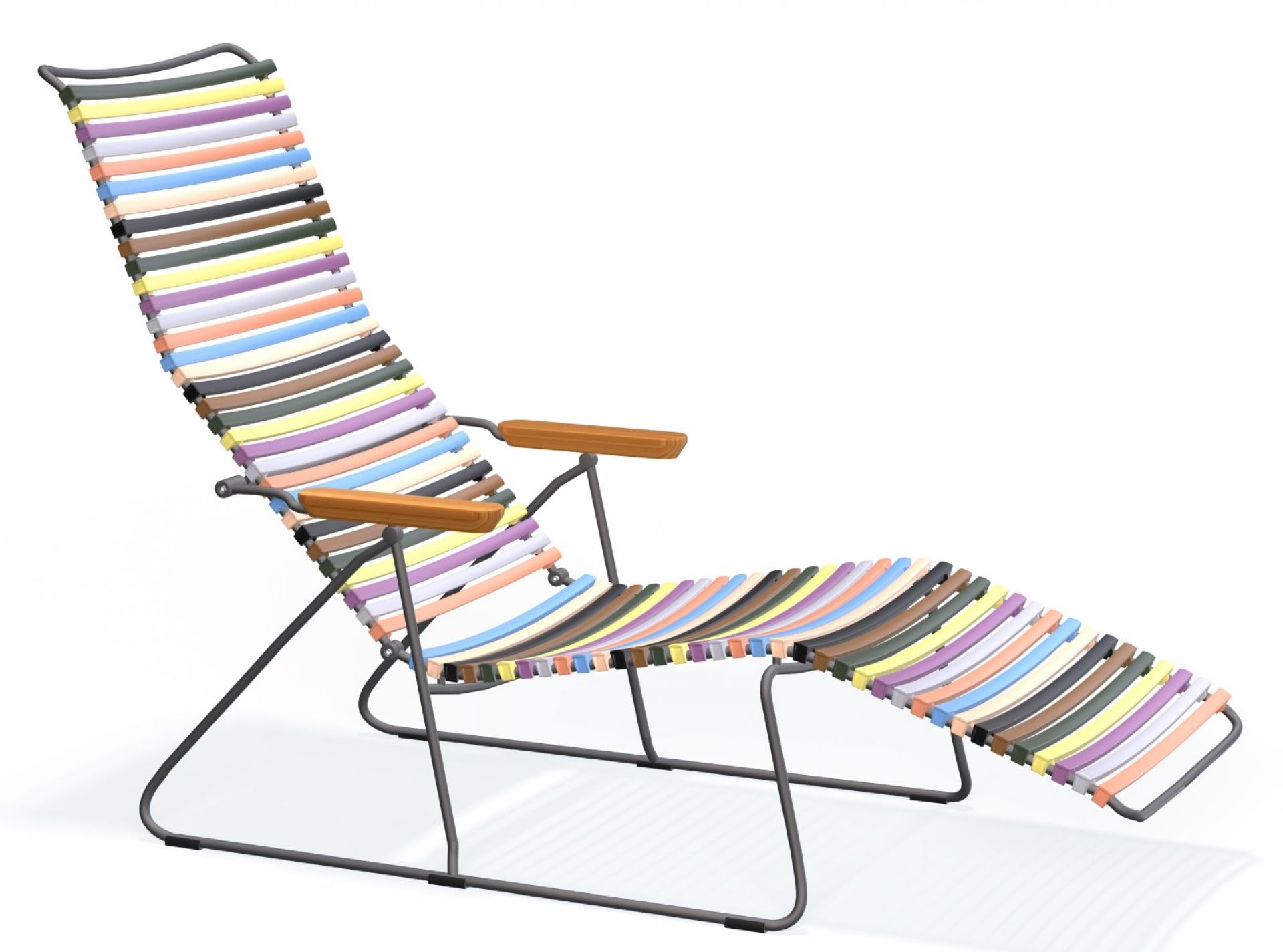 Click Sonnenliege von Houe, Outdoor Liege mit farbigen Lamellen und dunklem Gestell.