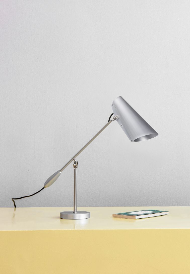 Silberne Birdy Tischleuchte, Limited Edition, mit verstellbarem Arm und konischem Lampenschirm.