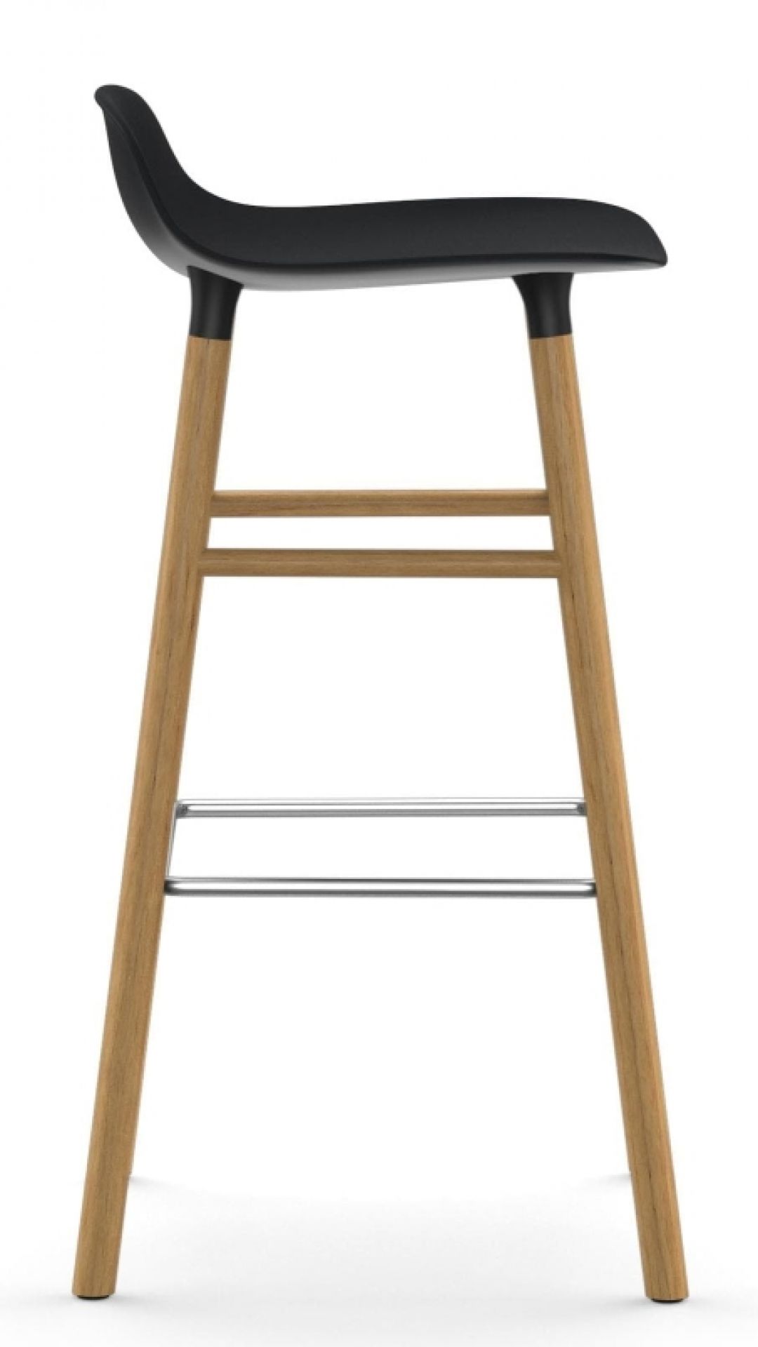 Normann Copenhagen Form Barhocker mit schwarzer Sitzfläche und hellem Holzgestell, seitliche Ansicht.