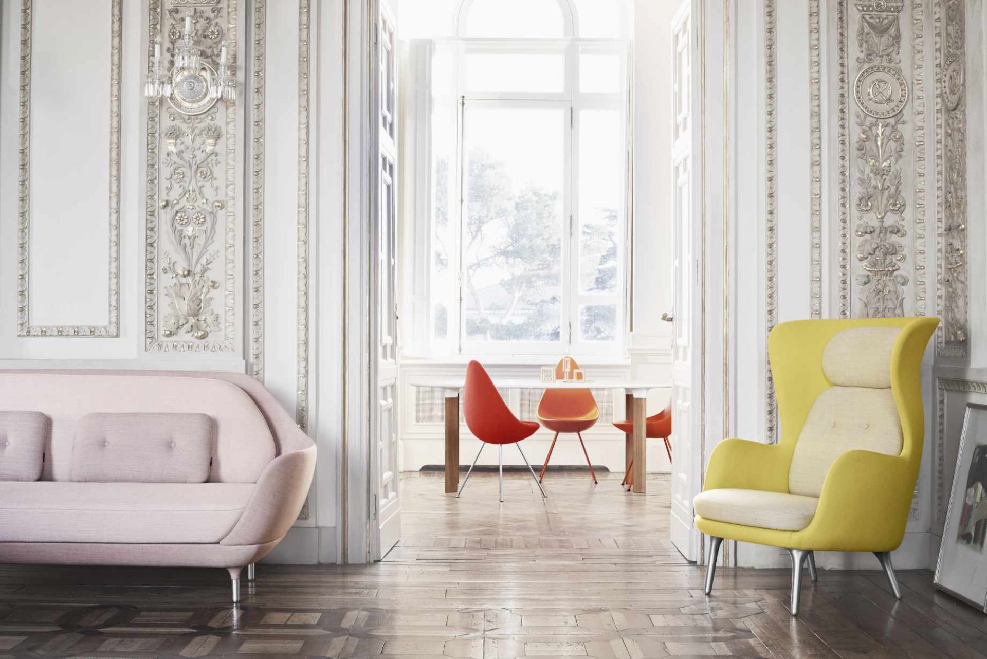 Helles Wohnzimmer mit rosa Favn Sofa von Fritz Hansen und gelbem Sessel, skandinavisches Design.