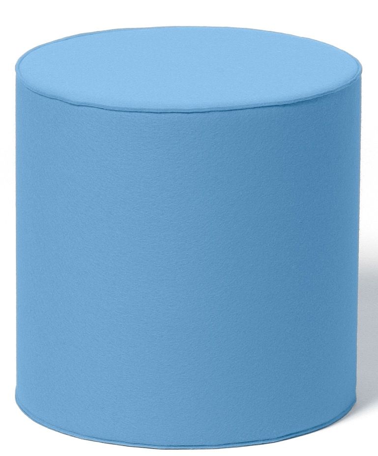 Blauer, runder Sitzhocker aus Filzstoff, ideal als Fußhocker oder Beistelltisch im modernen Wohnzimmer.