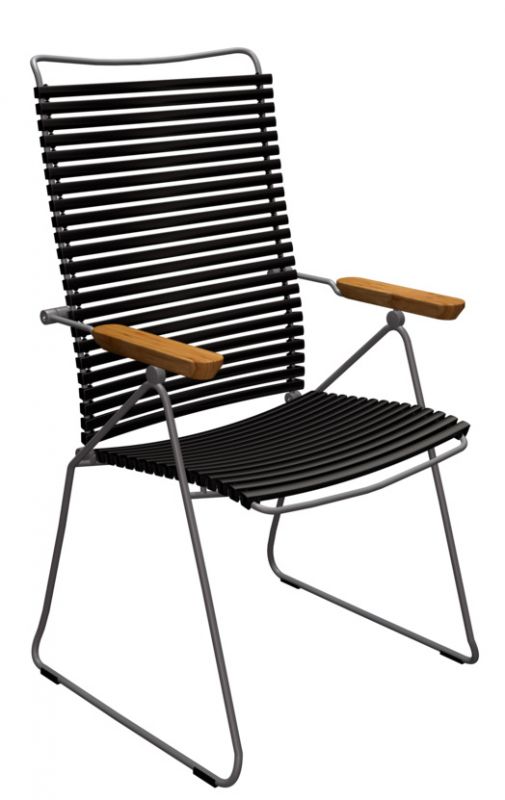 Click Position Chair von Houe: Outdoor Sessel mit schwarzen Lamellen und Holzarmlehnen.