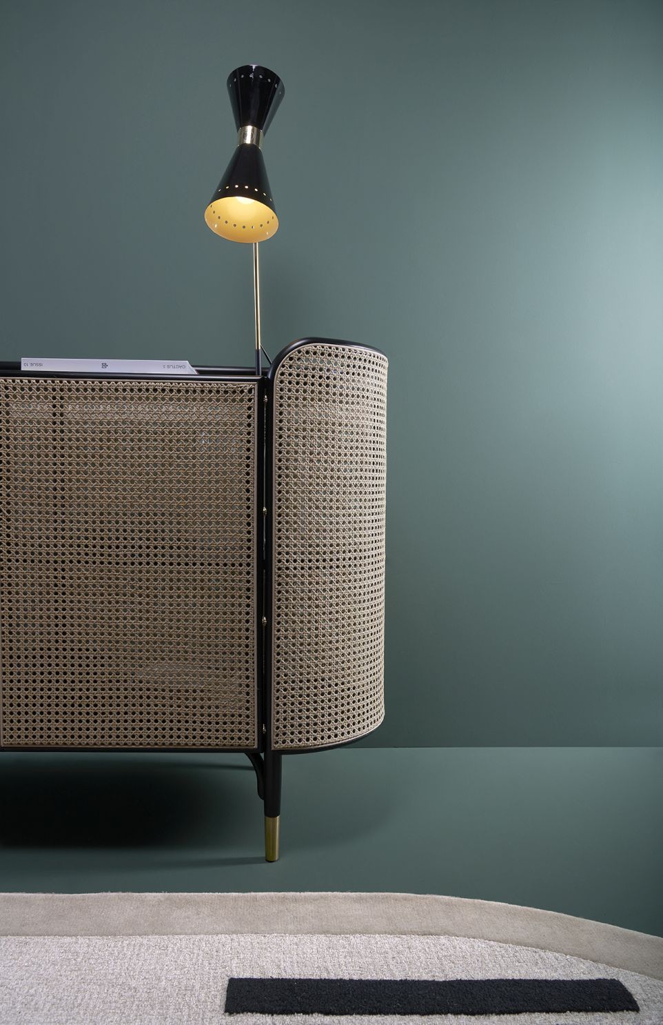 MOS CABINET Schrank von Wiener GTV Design mit Wiener Geflecht und schwarzem Rahmen, elegante Innenarchitektur.