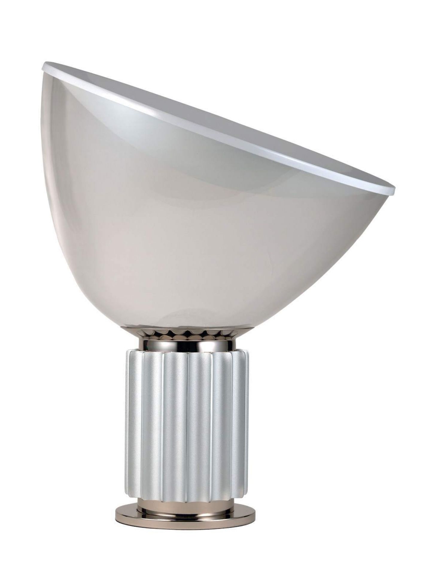 Taccia LED Tischleuchte von Flos: Moderne Designleuchte mit silbernem Sockel und großem, schrägem Reflektor.