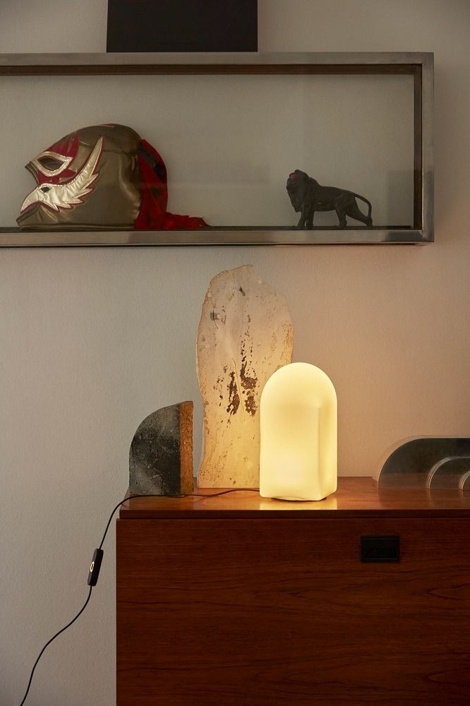 Nahaufnahme der Parade Table Lamp Tischleuchte von Hay, mit warmem Licht auf Holzkommode.