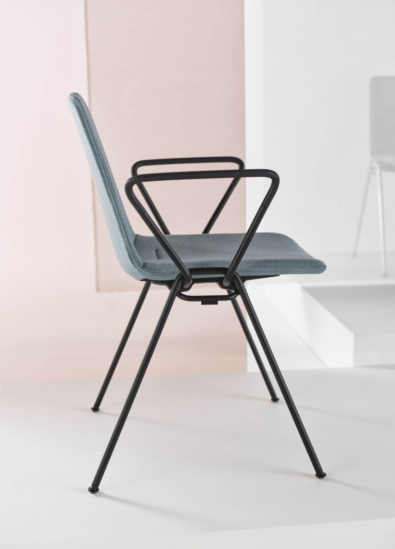 Walter Knoll Yunity Armchair mit blauem Stoffbezug und schwarzem Metallgestell, Seitenansicht.