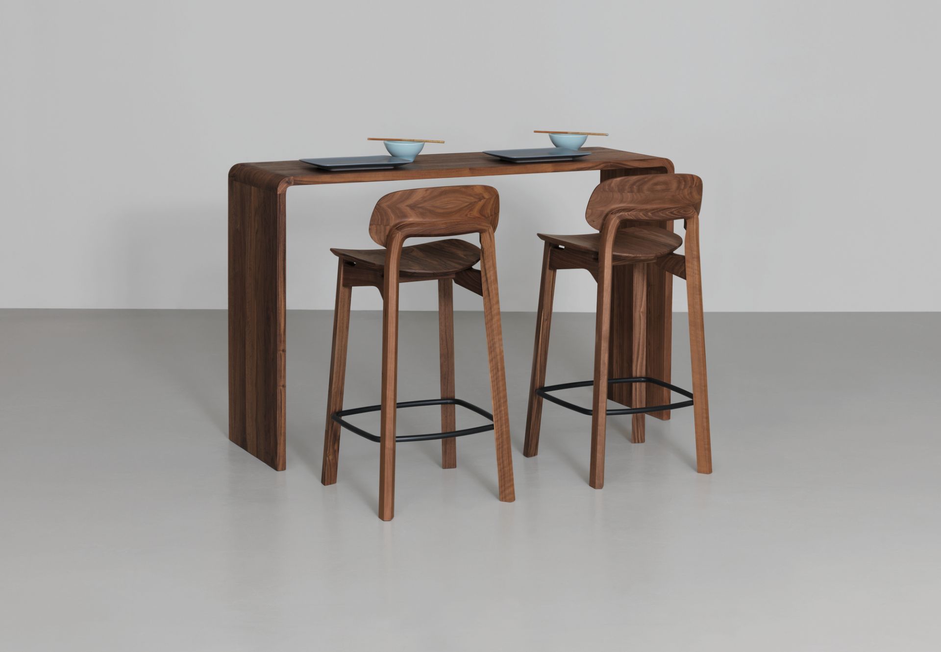 Nonoto Barhocker aus Nussbaum mit passendem Bartisch, Sitzhöhe 65 cm, modernes Design.