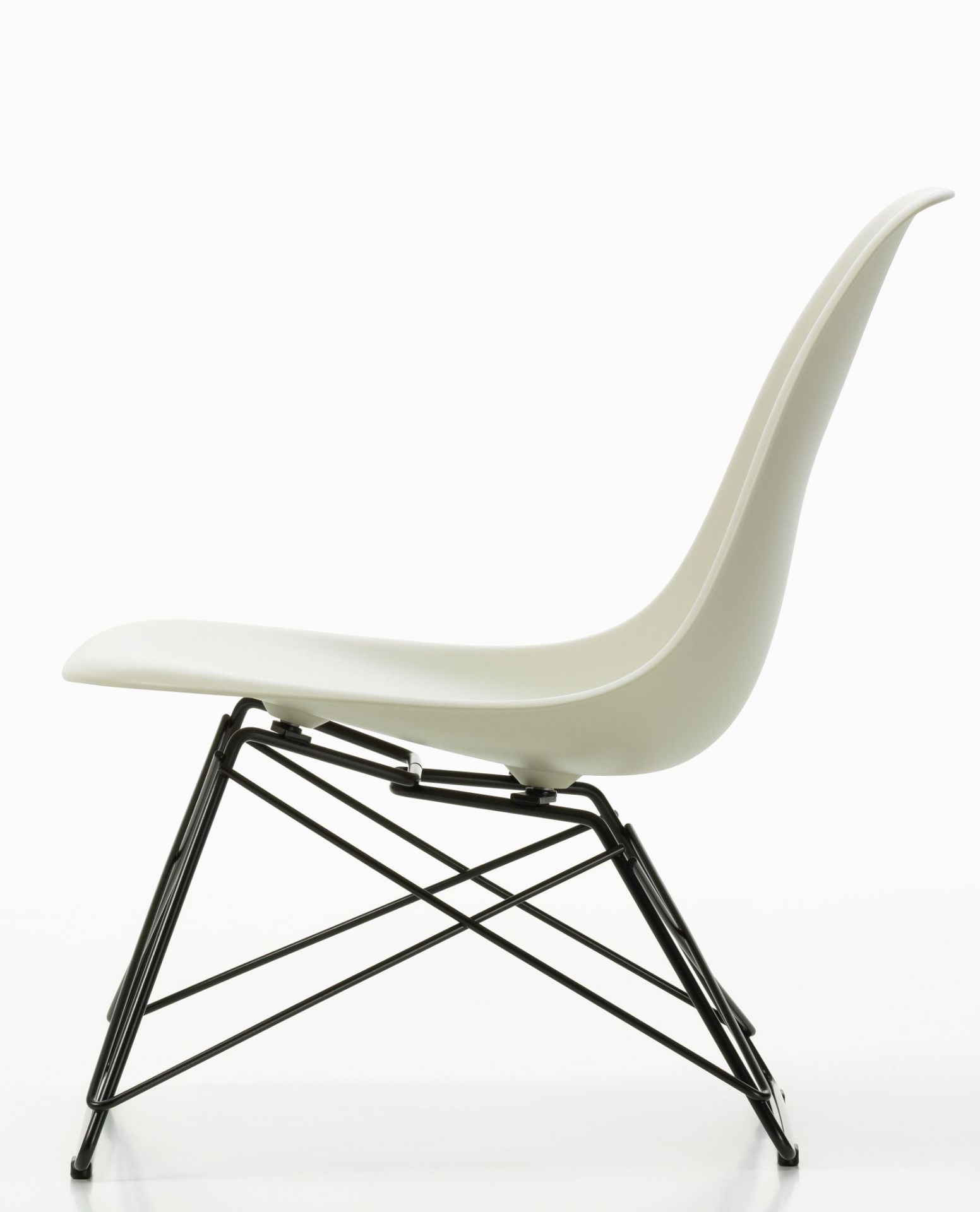 Eames Plastic Side Chair LSR Stuhl von Vitra, weiße Sitzschale mit schwarzem Eiffelturm-Untergestell.