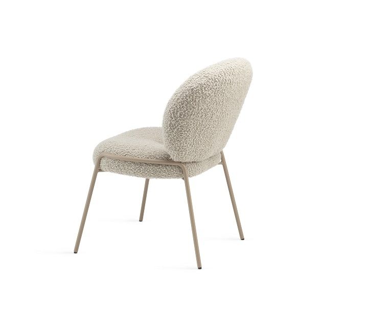 Nana Chair Stuhl von Freifrau Manufaktur mit beigem Bouclé-Bezug und filigranem Metallgestell.