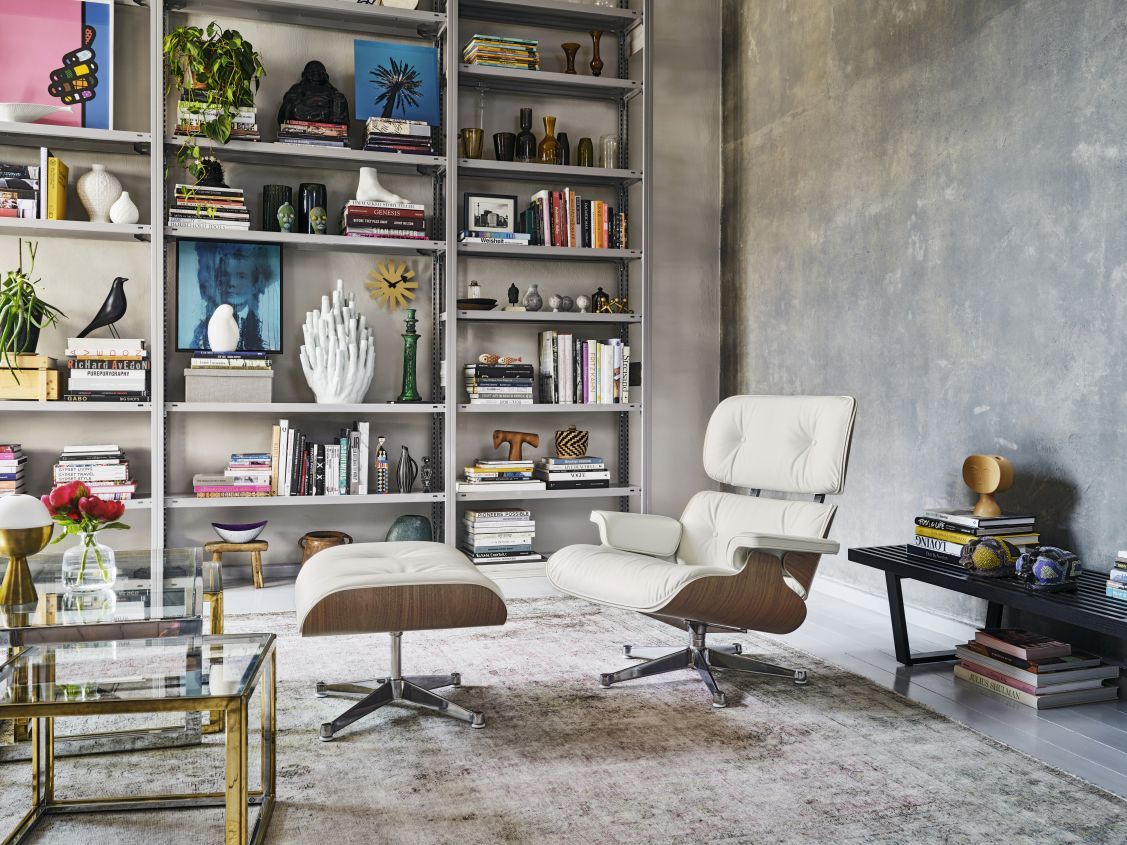 Wohnzimmer mit Vitra Eames Lounge Chair, Bücherregal und Girard Bird Skulptur als Dekoration.