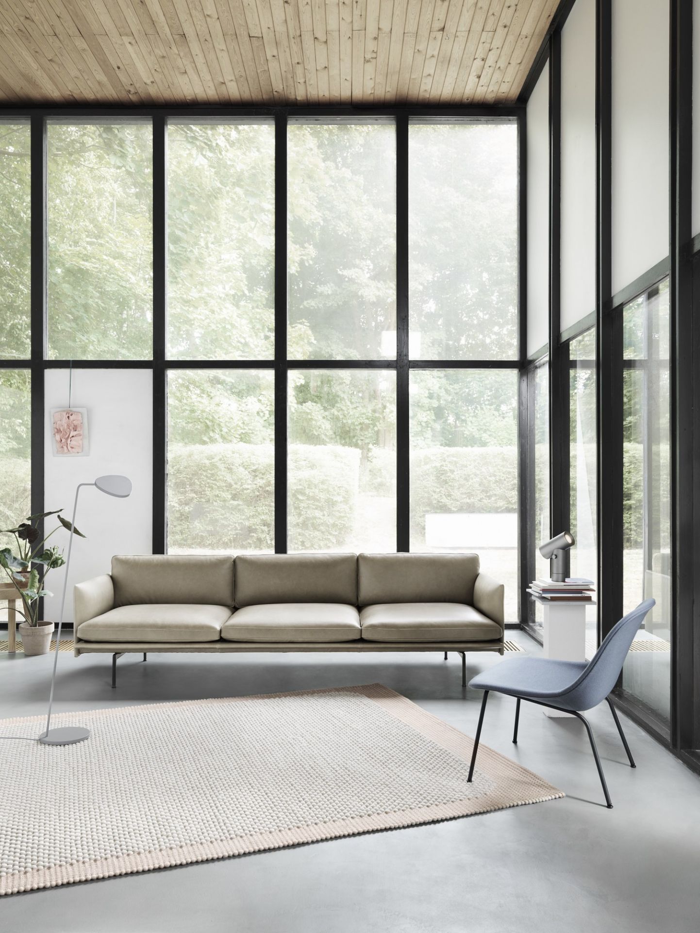 Heller Wohnraum mit beigem Sofa und Muuto Pebble Rug Teppich, ein moderner Teppich für stilvolles Wohnen.