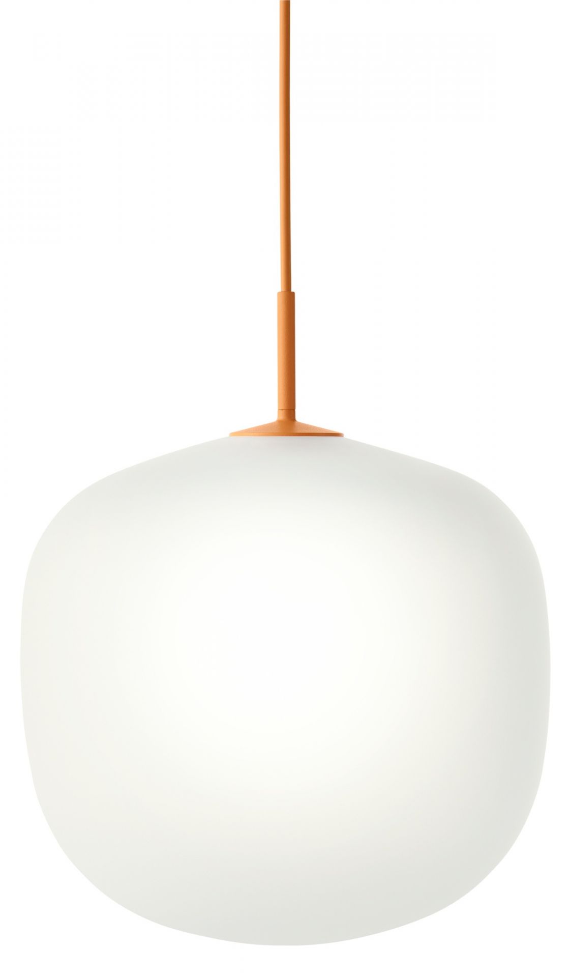 Nahaufnahme der grauen Rime Pendelleuchte von Muuto mit orangefarbener Aufhängung und sanftem Licht.
