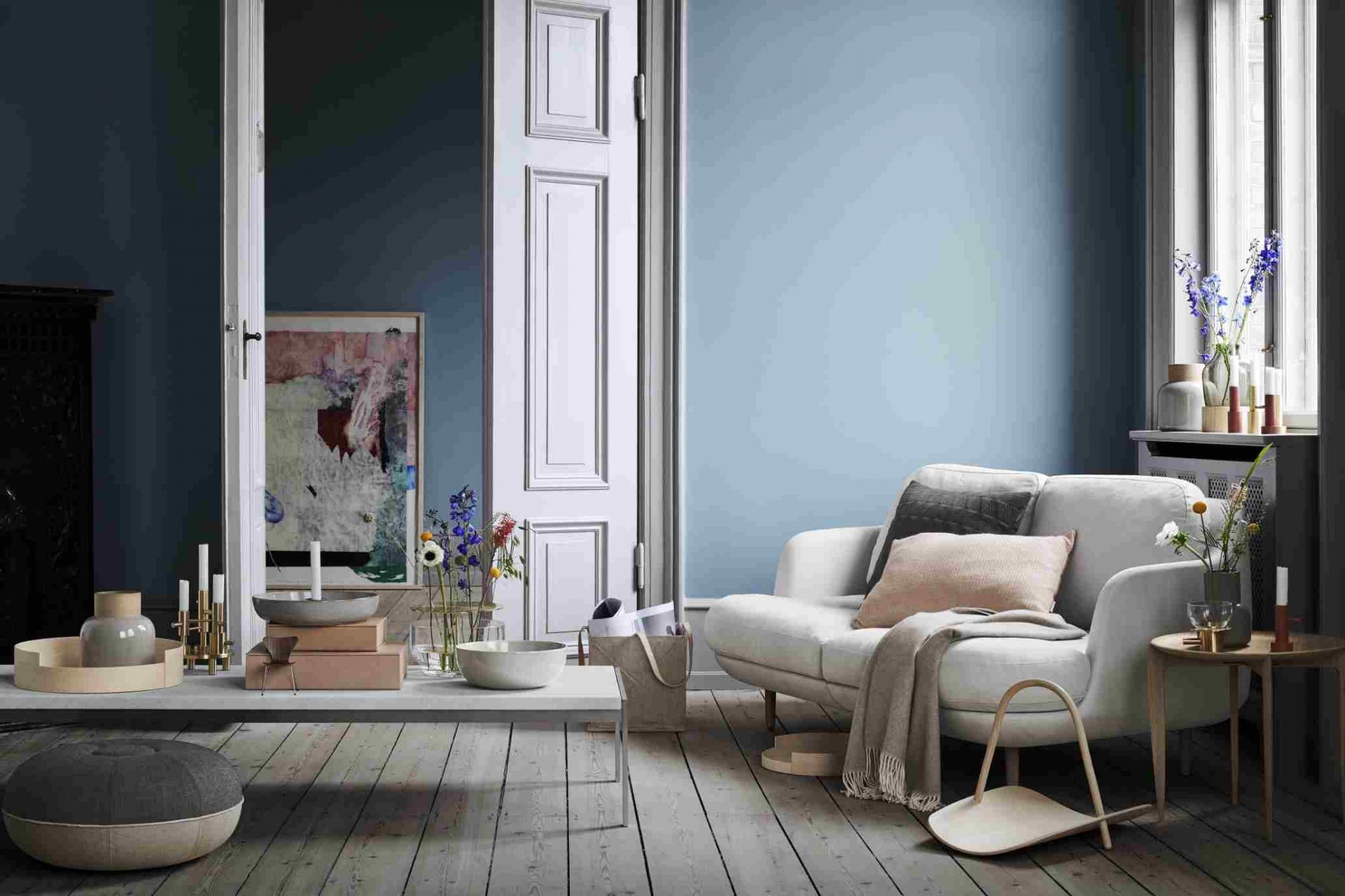Helles Wohnzimmer mit Fritz Hansen Lune Sofa, Beistelltisch, Dekoration und Holzboden für gemütliches Wohnen.
