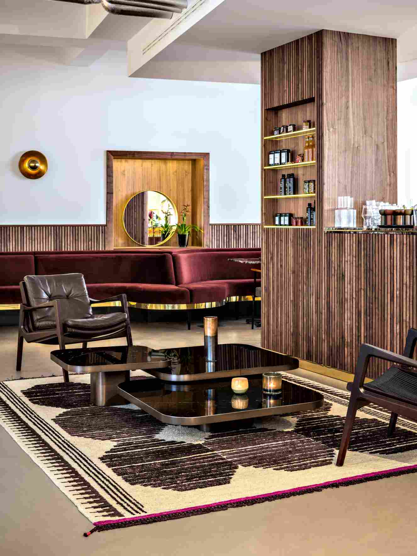 Bow Coffee Table Couchtisch No. 4 ClassiCon im modernen Wohnzimmer mit Sofa, Sessel und Teppich.