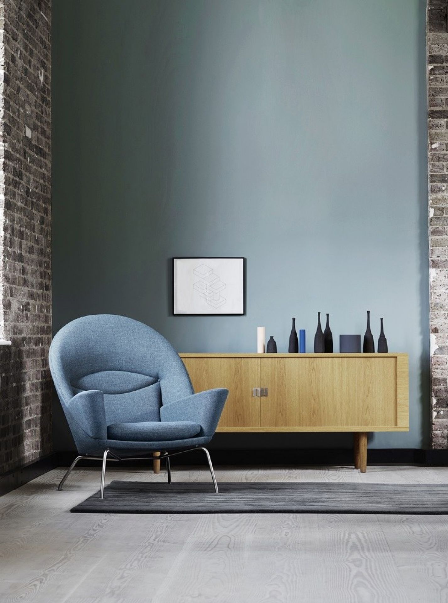 Blauer CH468 Oculus Chair Sessel von Carl Hansen & Søn im modernen Wohnzimmer. Design Sessel.