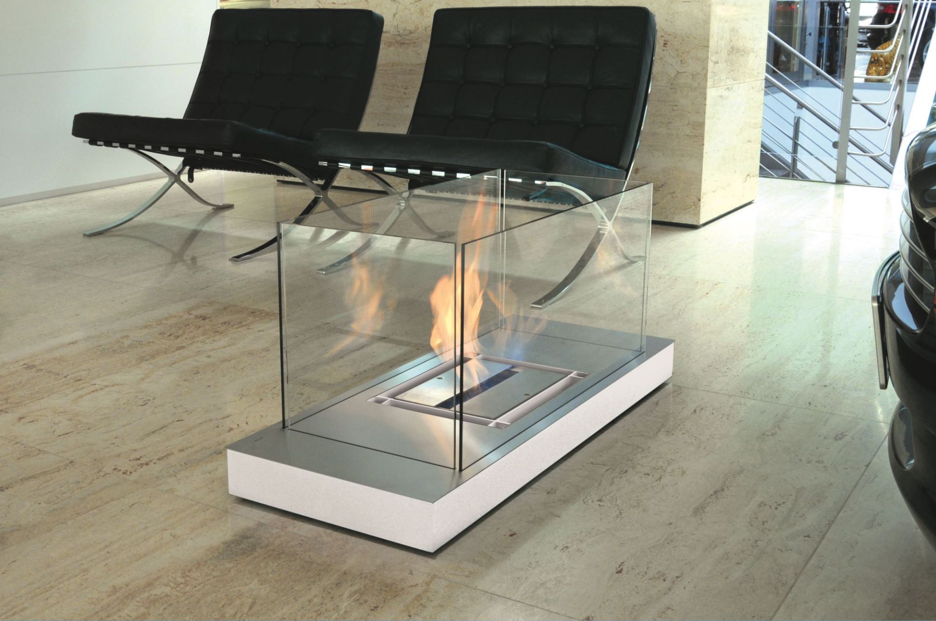 Uni Flame Ethanol Kamin Radius mit Glasumrandung und Flamme im modernen Wohnzimmer.