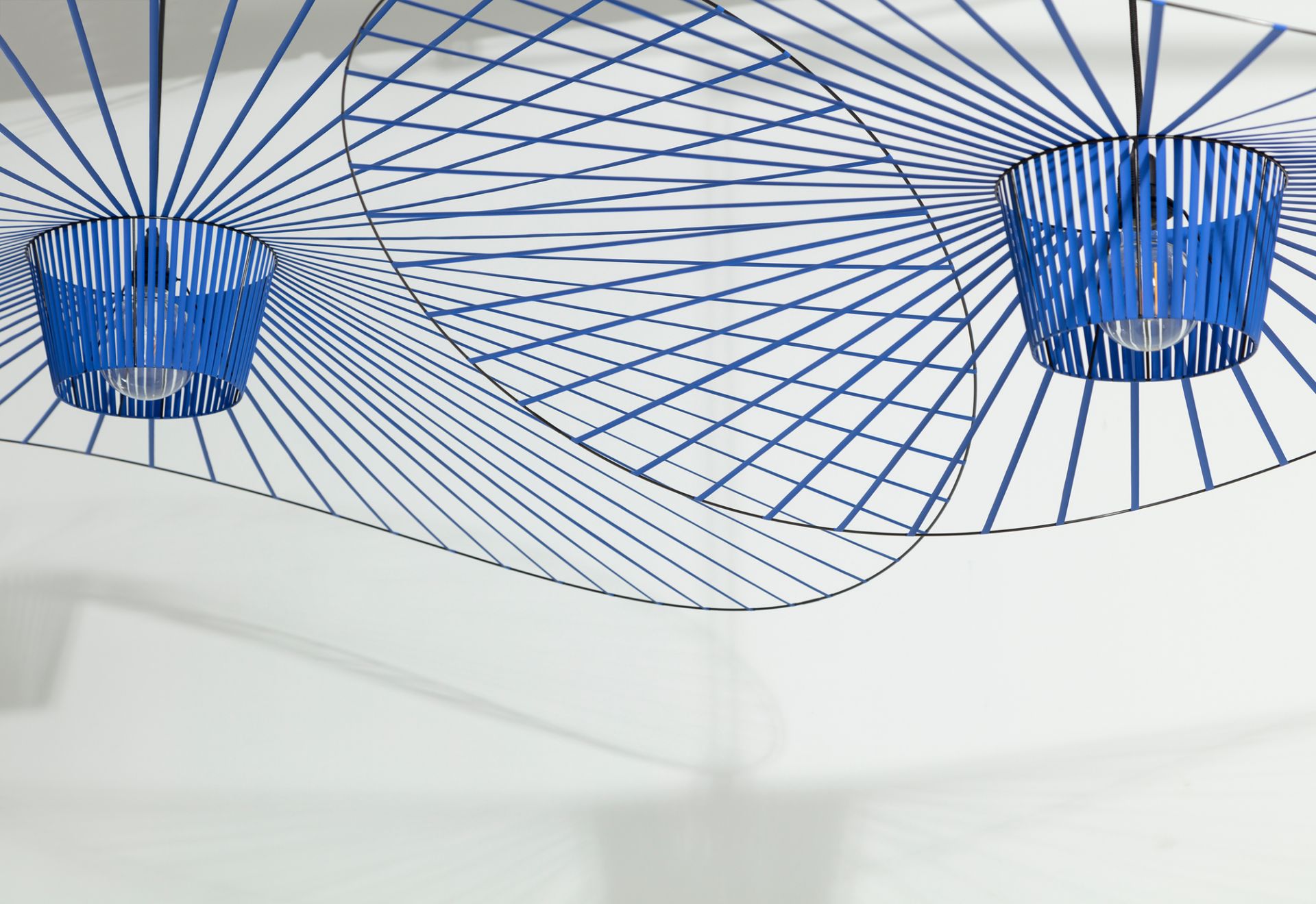 Detailaufnahme der Vertigo Pendelleuchte Medium in Kobaltblau von Petite Friture, modernes Design mit grafischen Linien.