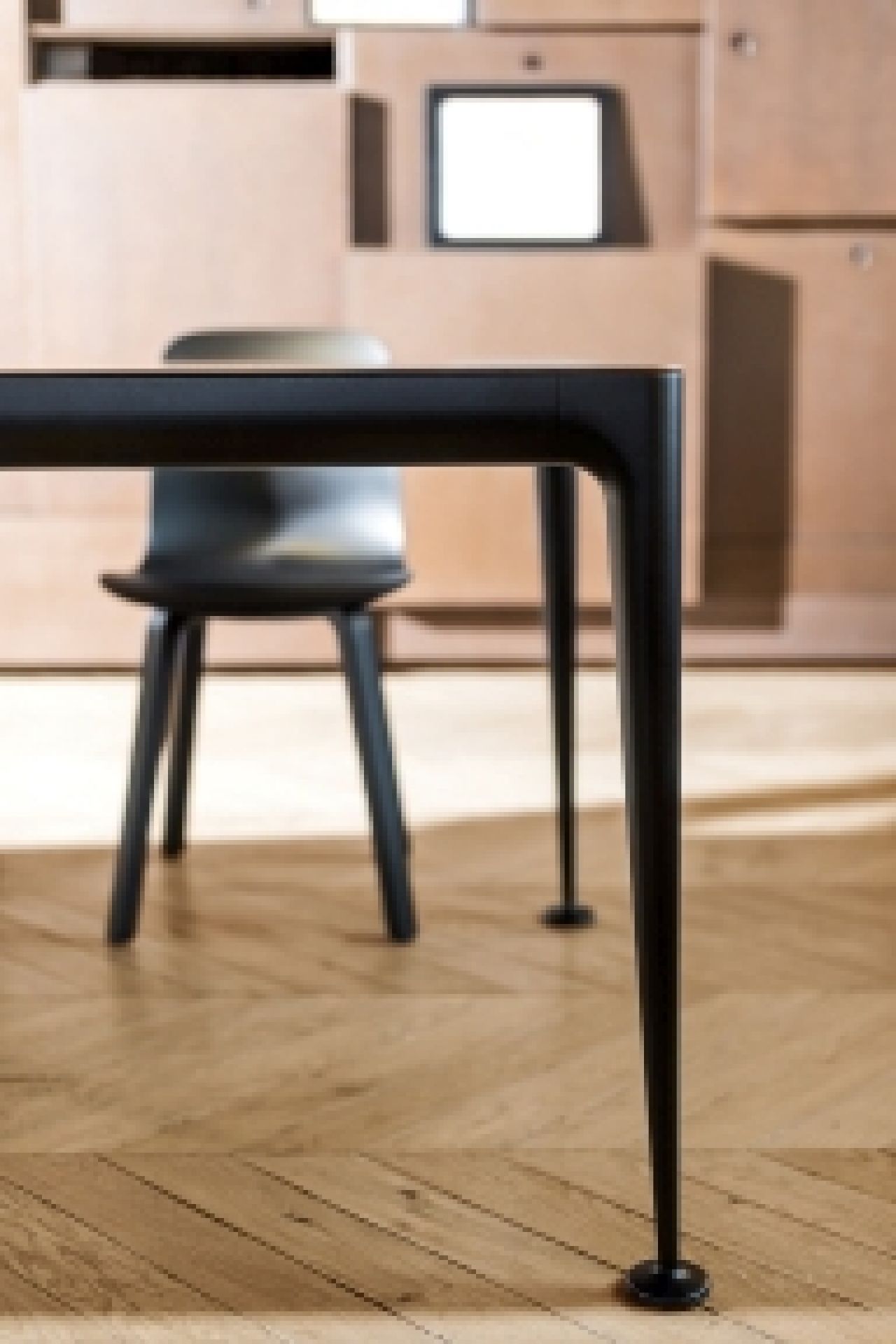 Magis Big Will Table, rollbarer Design Tisch in Schwarz mit Stuhl auf hellem Holzboden.
