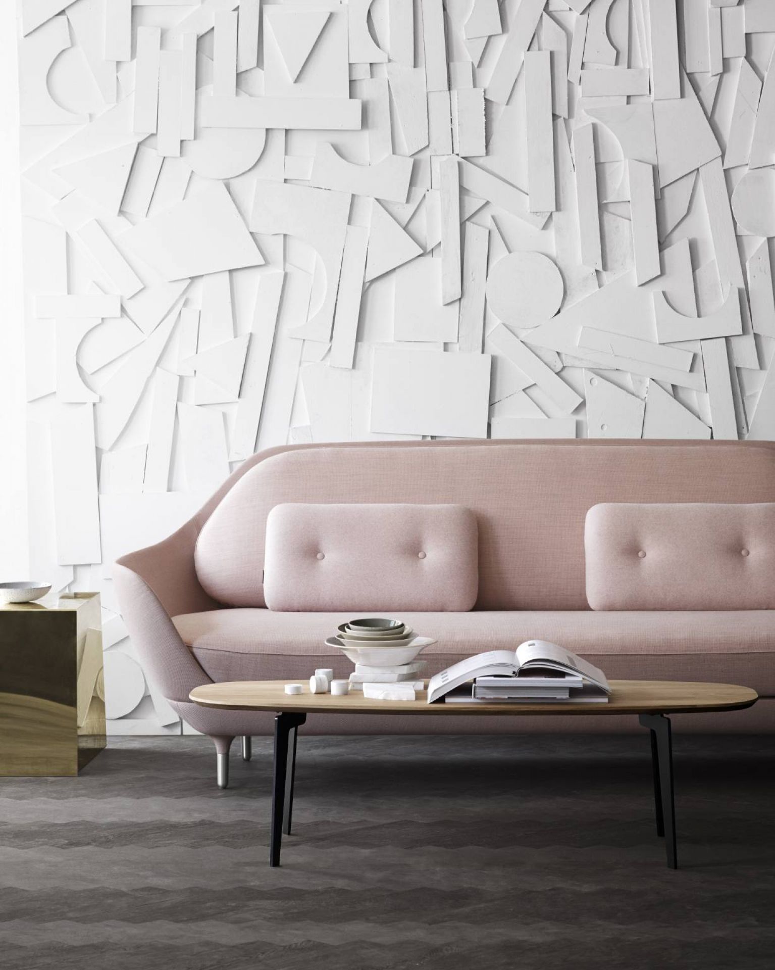 Rosa Favn Sofa von Fritz Hansen mit Kissen, Couchtisch und dekorativer Wand im Wohnzimmer.